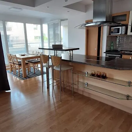 Lodenica S Terasou 皮耶什佳尼