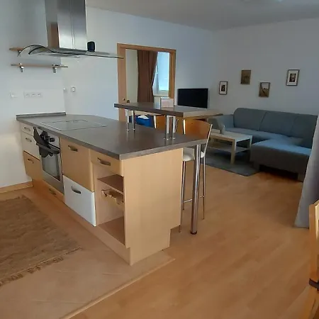 Lodenica S Terasou 公寓